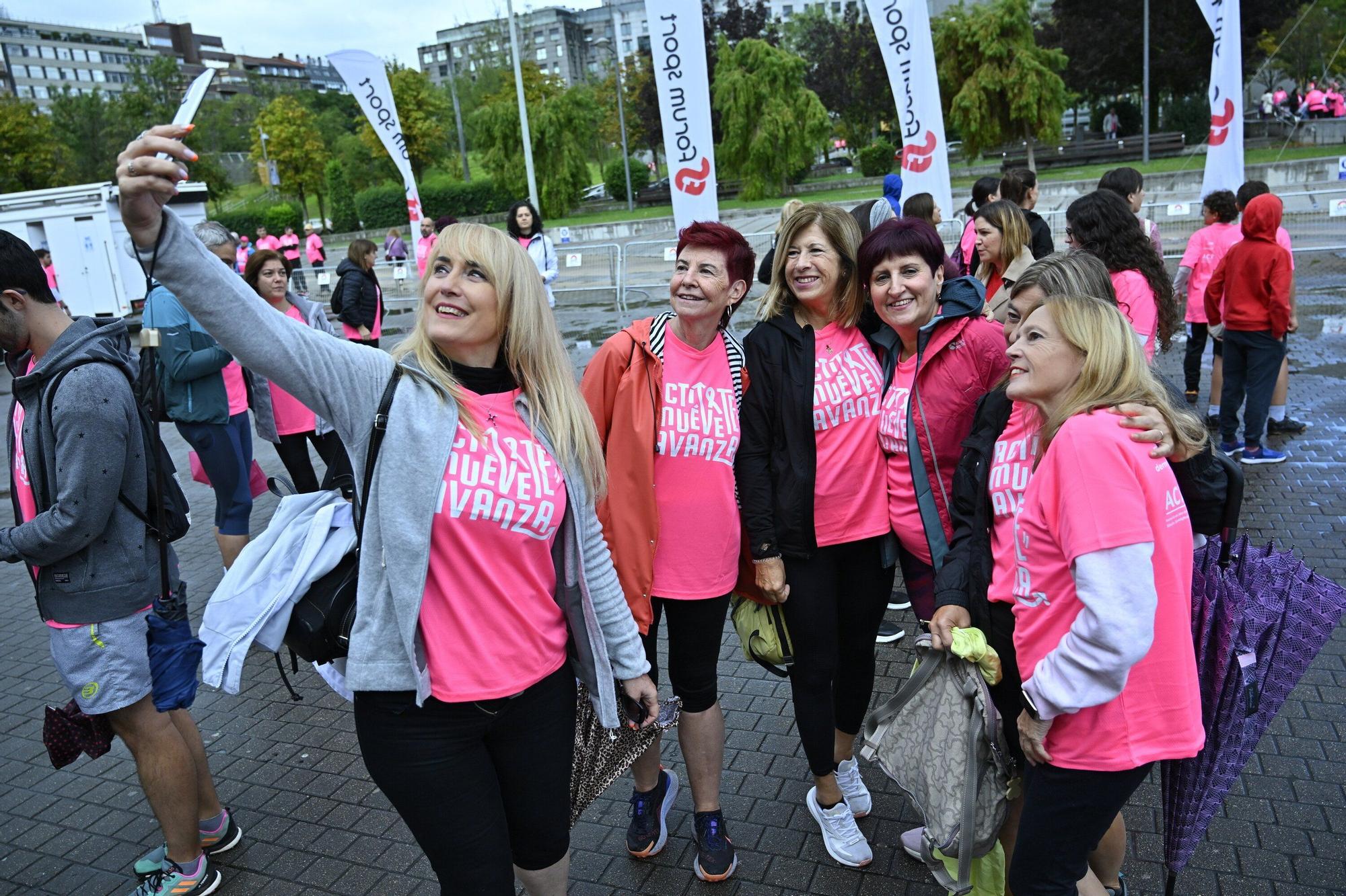 En imágenes: los paraguas tiñen la marea rosa de Bilbao