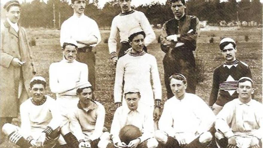 Alineación del Athletic posando en Lamiako en 1901 con equipación de color blanco. Foto: Athletic Club