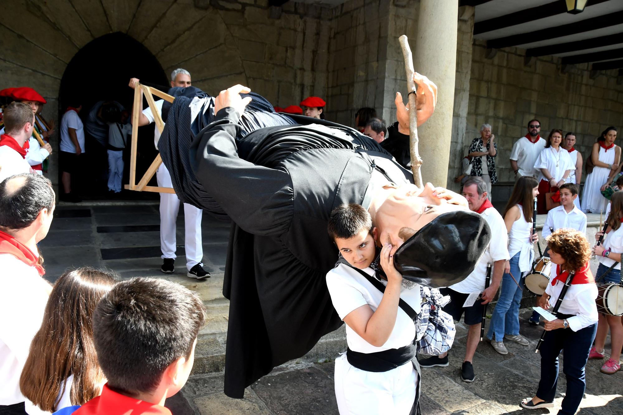 Bera celebra su día grande a ritmo de dantzas