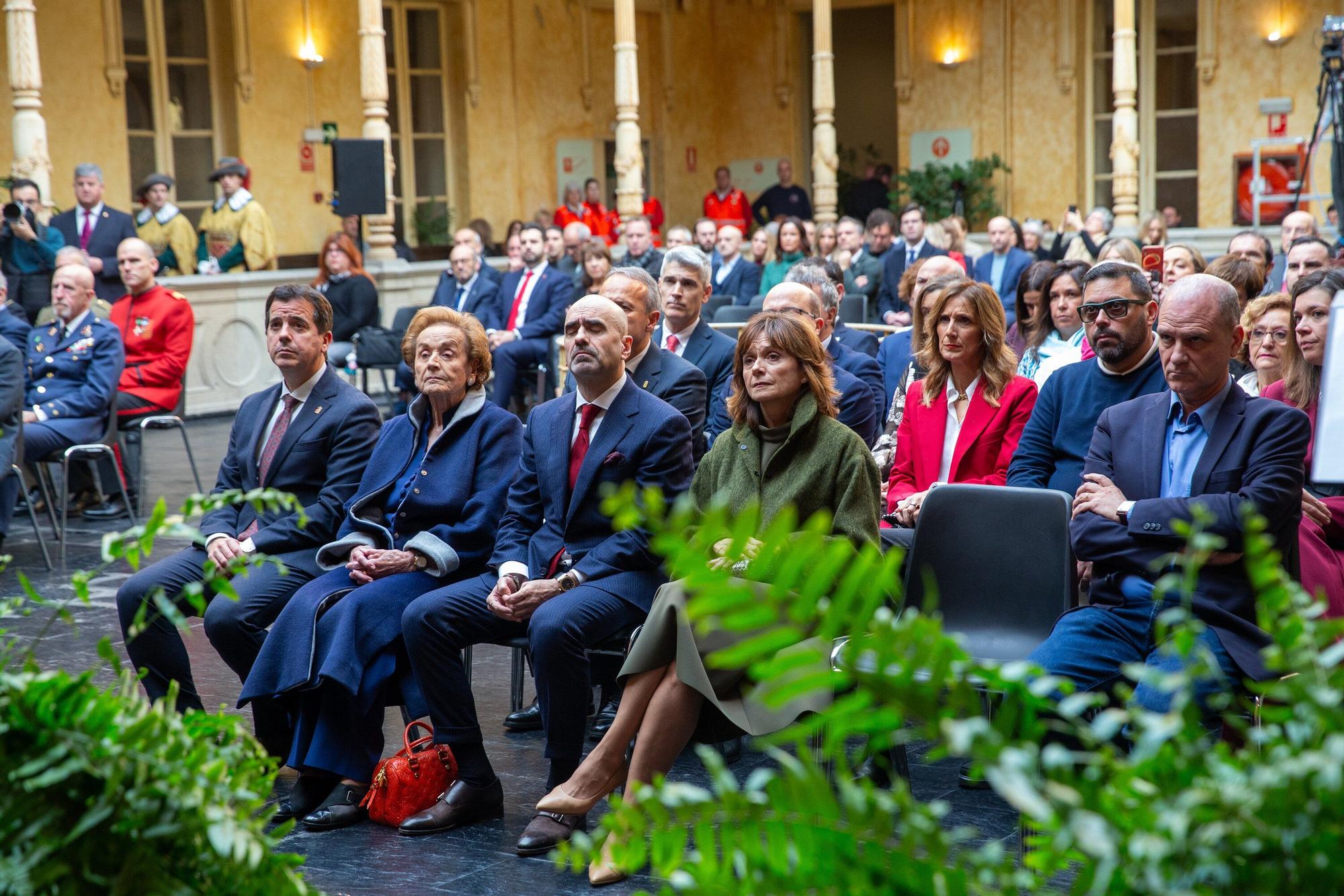 Fotos de la entrega de la Medalla de Oro de Navarra a Manuel Torres a título póstumo