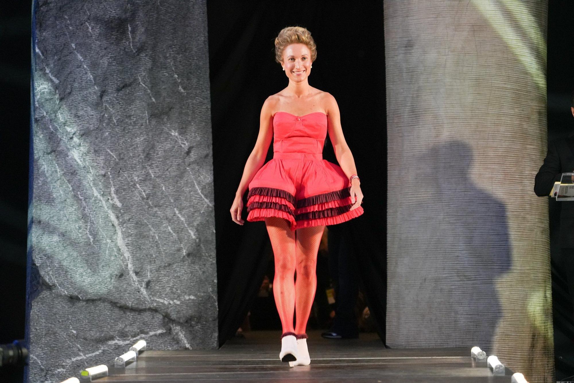En imágenes: así ha sido el desfile de Vestidos de Papel de Güeñes