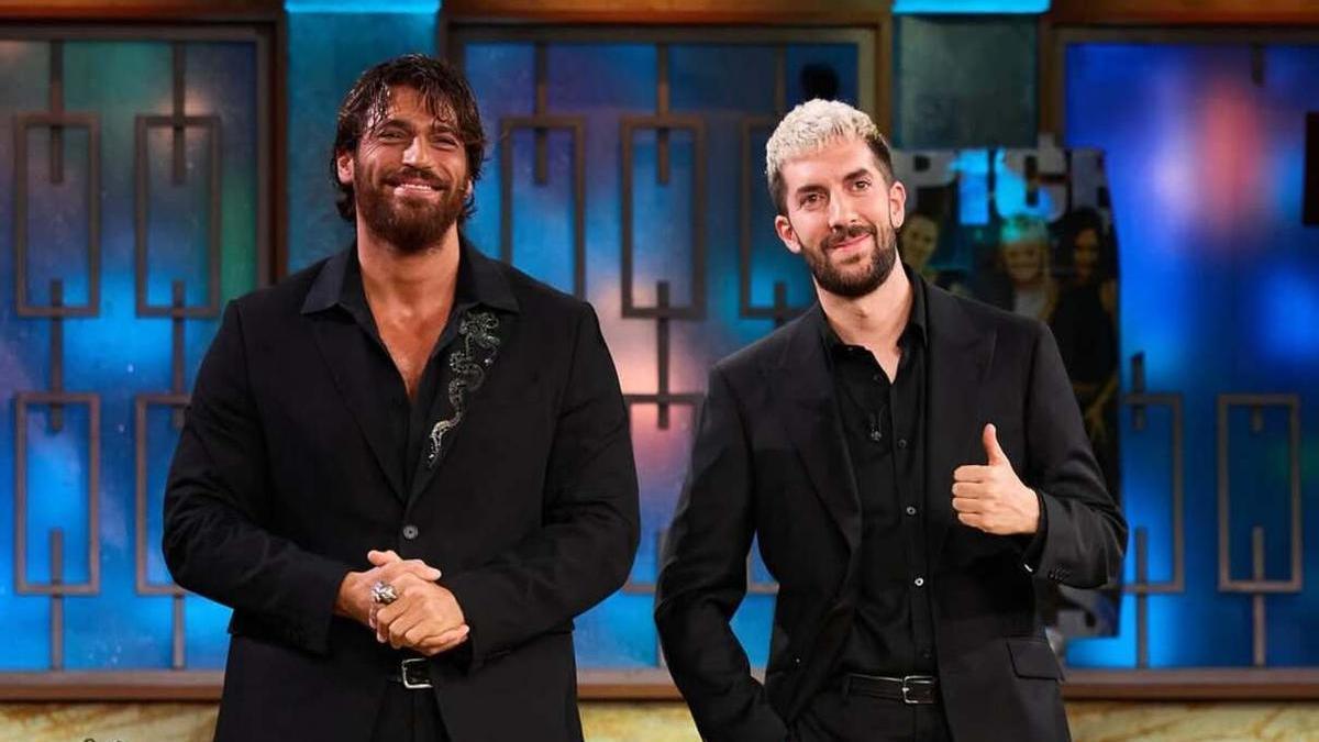 El actor turco Can Yaman y David Broncano, ayer en &#039;La Revuelta&#039;