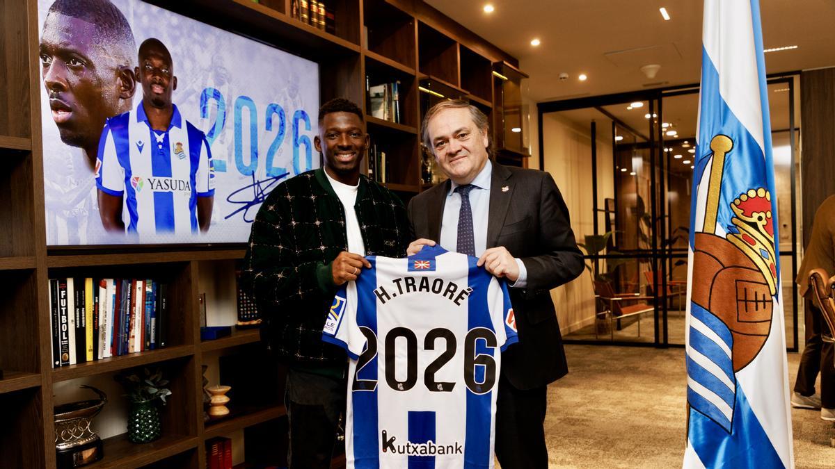 Hamari Traoré, tras su renovación, con el presidente Jokin Aperribay.
