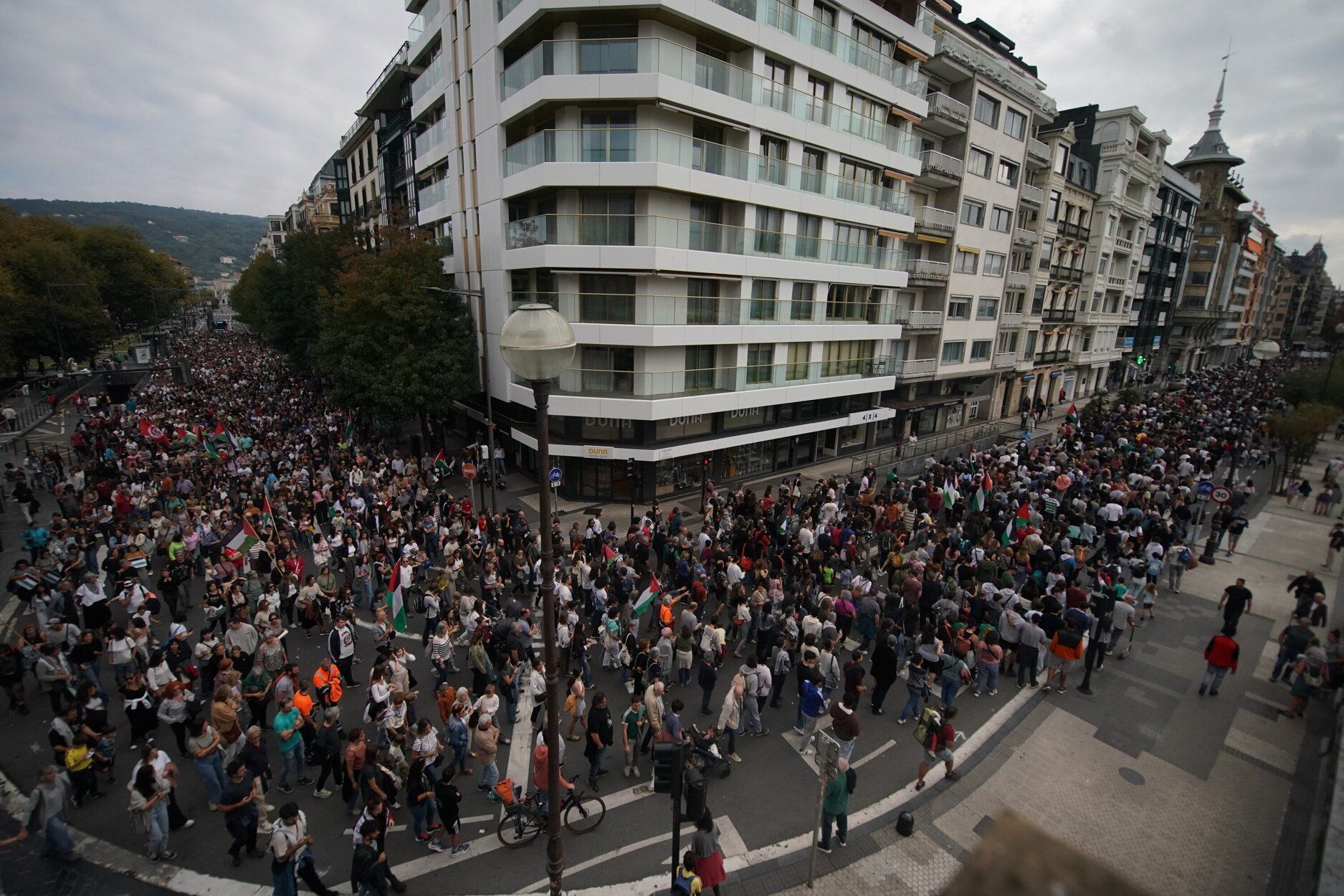 [Fotos] Donostia se vuelca con Palestina en la huelga general