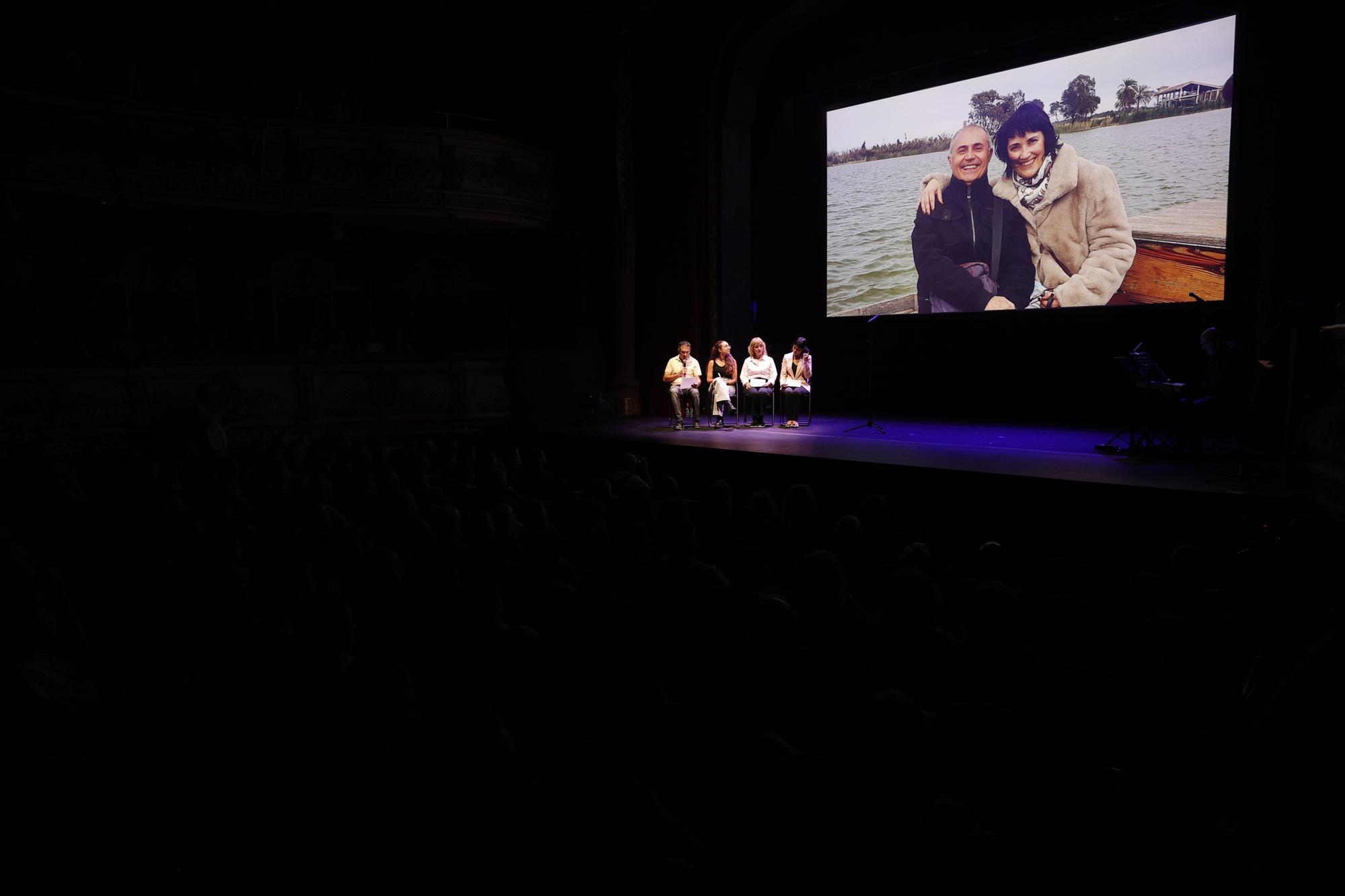 Las asociaciones de víctimas de la dana llenan un teatro de música y poesía para homenajear a sus fallecidos