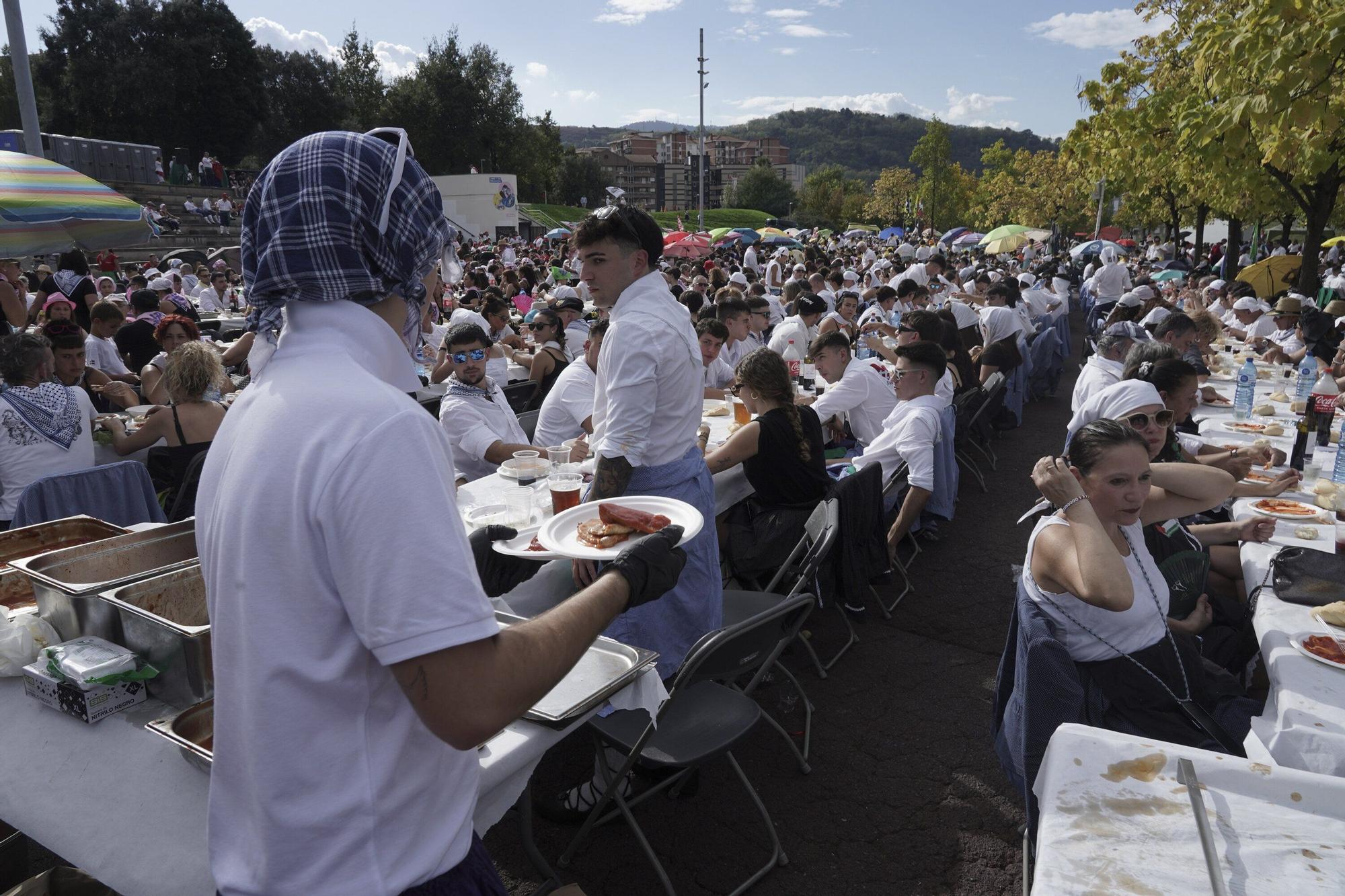 Más de 3.600 personas en la comida de cuadrillas de Basauri: “Es es indescriptible, se nos está yendo de las manos”