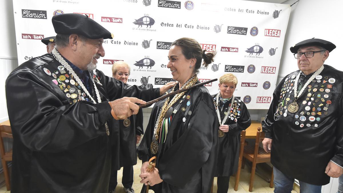 Cristina Azcona recogiendo el relevo de Juantxo Gurpegui, anterior Gran Maestre,