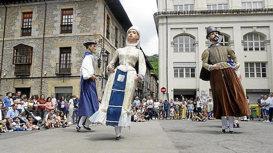 Baile de la comparsa de Oñati, que ayer se estrenó en Bergara.