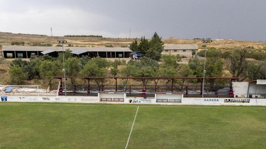 Se derrumba una parte de la pared perimetral del campo de fútbol de Fitero a causa del viento, sin heridos