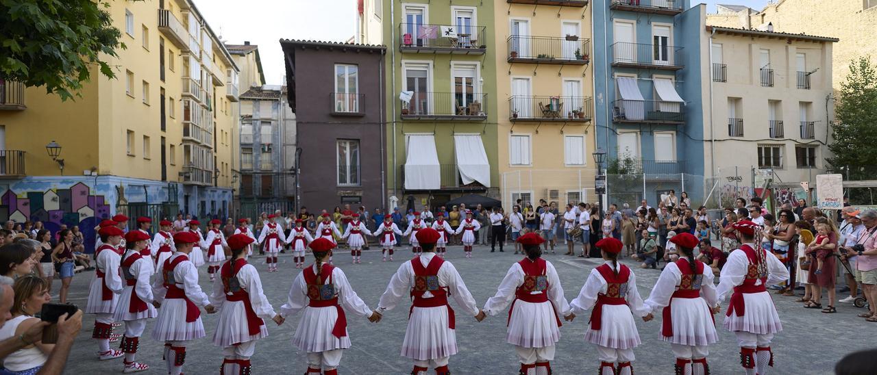 Fotos de la soka-dantza de Duguna en la plaza Santa Ana