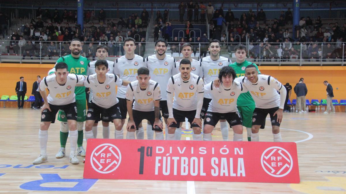 Los jugadores del equipo navarro posan antes del partido.