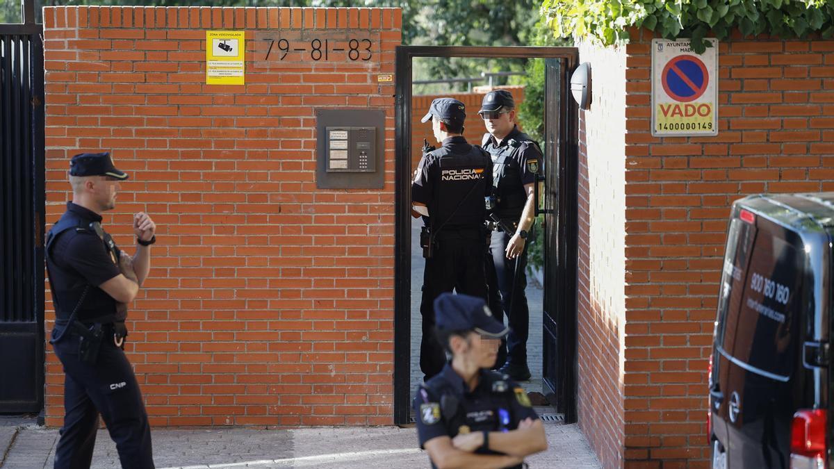 Agentes de la Policía Nacional en la vivienda de Moratalaz en la que fueron hallados los cadáveres.