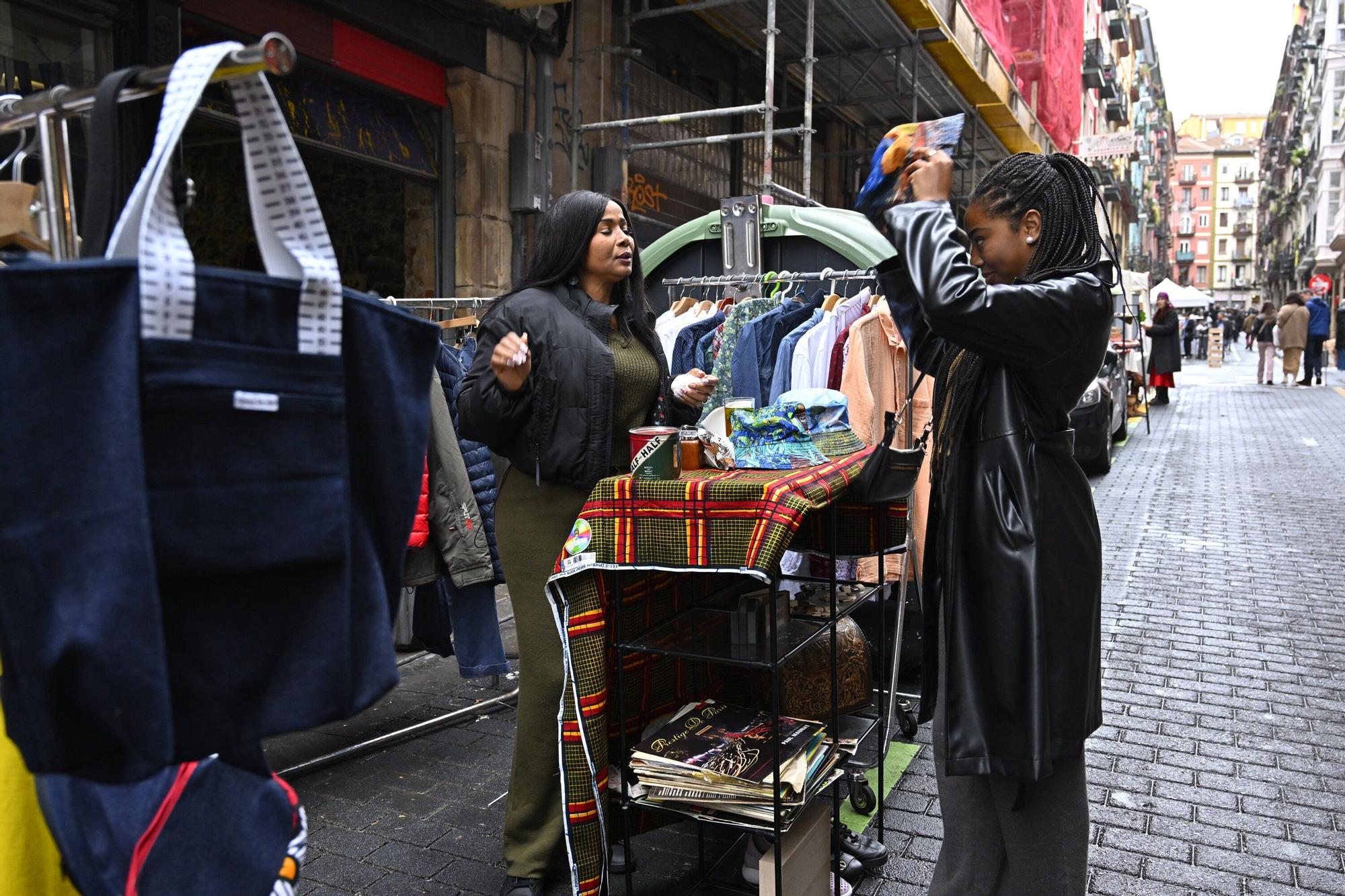 En imágenes: el mercado del Dos de Mayo se viste de Navidad