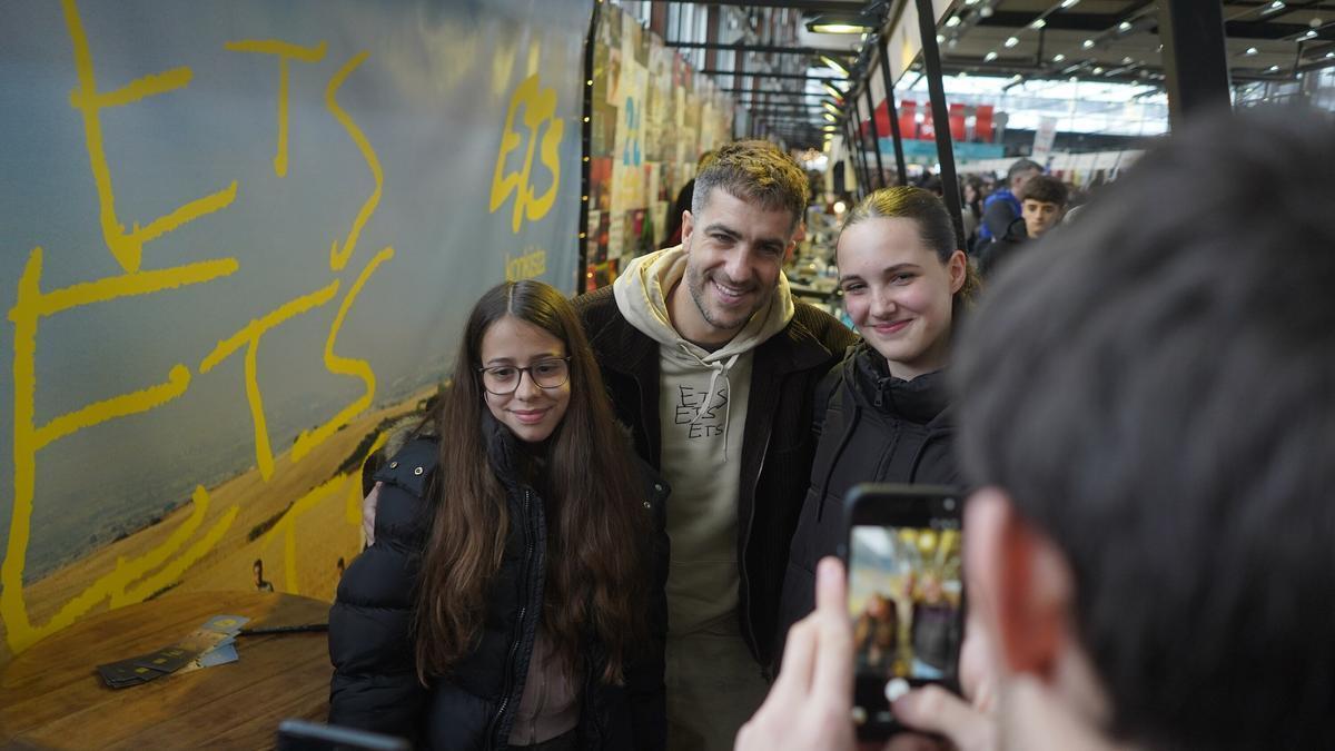 Iñigo Etxezarreta, compositor y cantante de ETS, en la Azoka de Durango.
