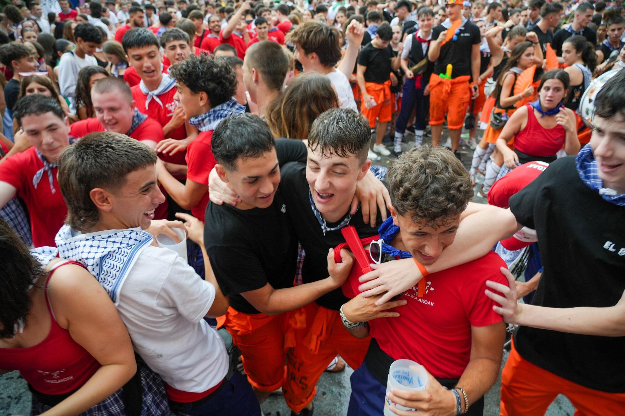 En imágenes: La bajada de Iguarrako enciende la fiesta en Amurrio