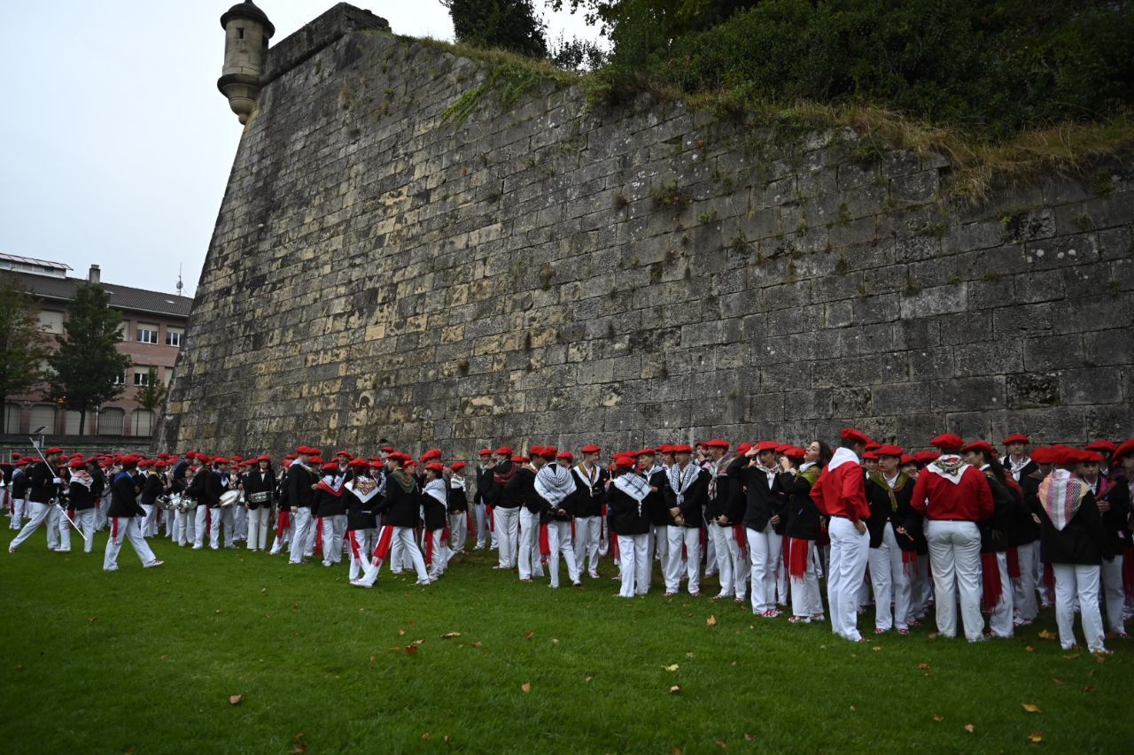 La compañía Jaizkibel desfila en Hondarribia