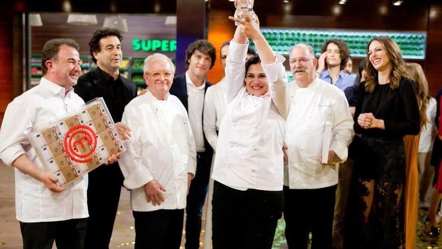 Virginia alza su trofeo acompañada por Berasategi, Arzak y Subijana, entre otros.