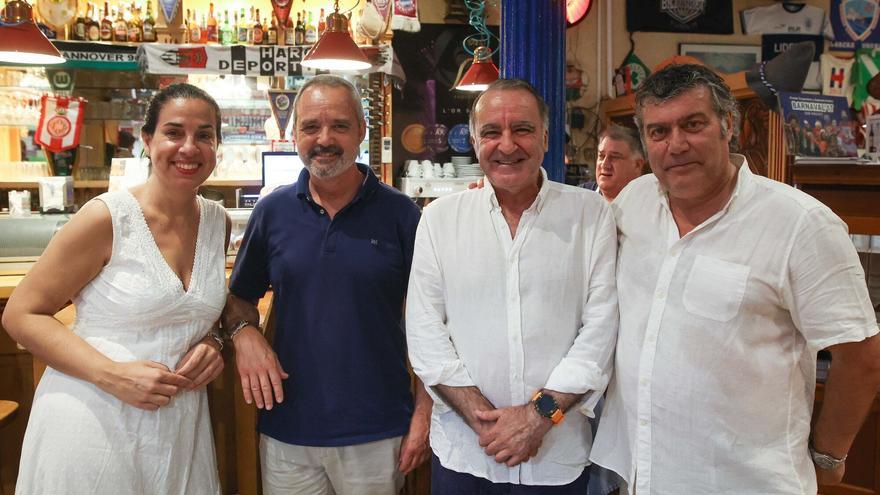 La ‘zuri festa’ homenajea a las konpartsas que dieron cuerda a la Aste Nagusia