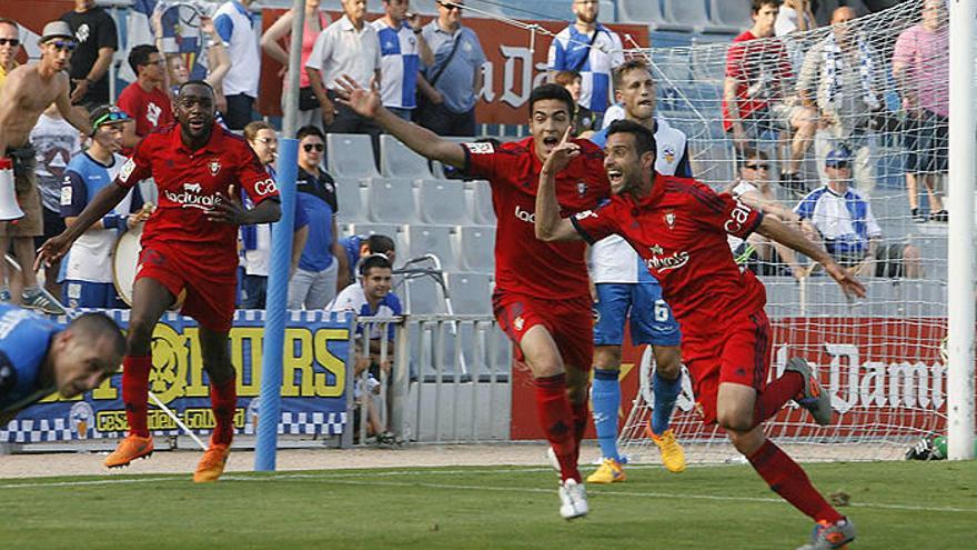 Javi Flaño, tras marcar el gol de la permanencia, con Merino y Raoul Loé que corren a por él.