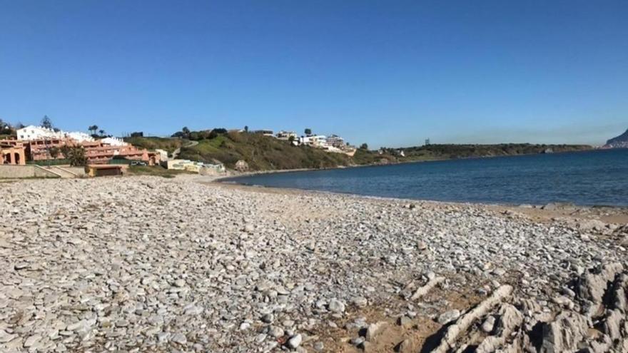 Dos policías salvan la vida a una bebé que se estaba asfixiando con una almeja en una playa de Algeciras