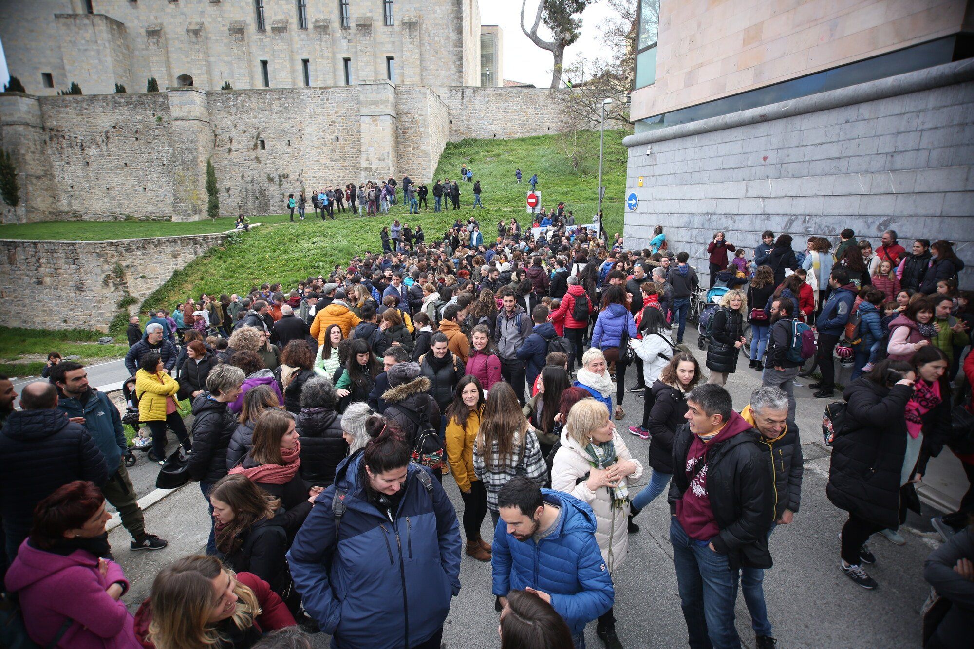 Huelga en la enseñanza pública de Navarra: concentración ante Educación