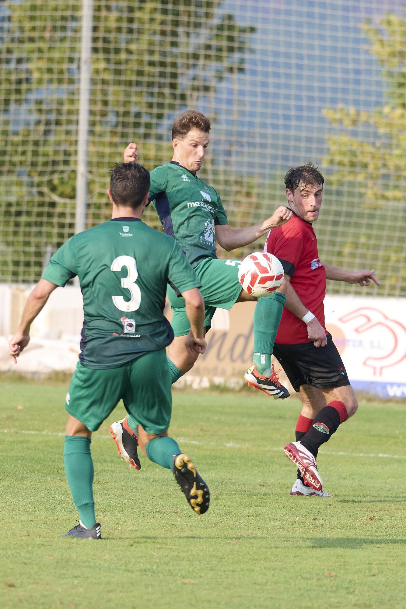 Fotos del Etxarri - Lourdes. Ida de la final de la Supercopa Navarra.