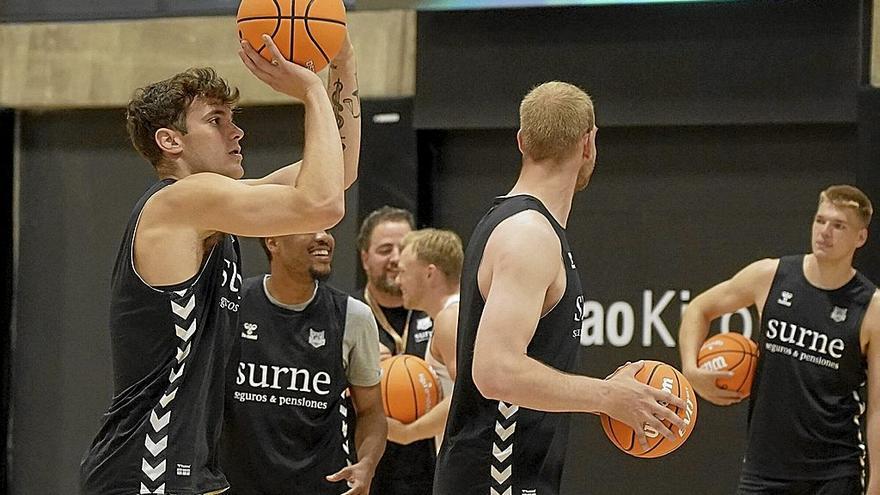 Rubén Domínguez lanza a canasta en uno de los entrenamientos de esta pretemporada.