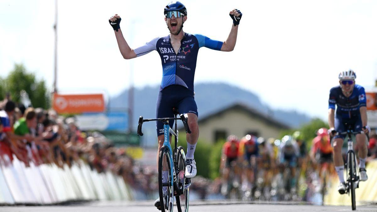 Derek Gee celebra su victoria en una etapa del Dauphiné 2024.