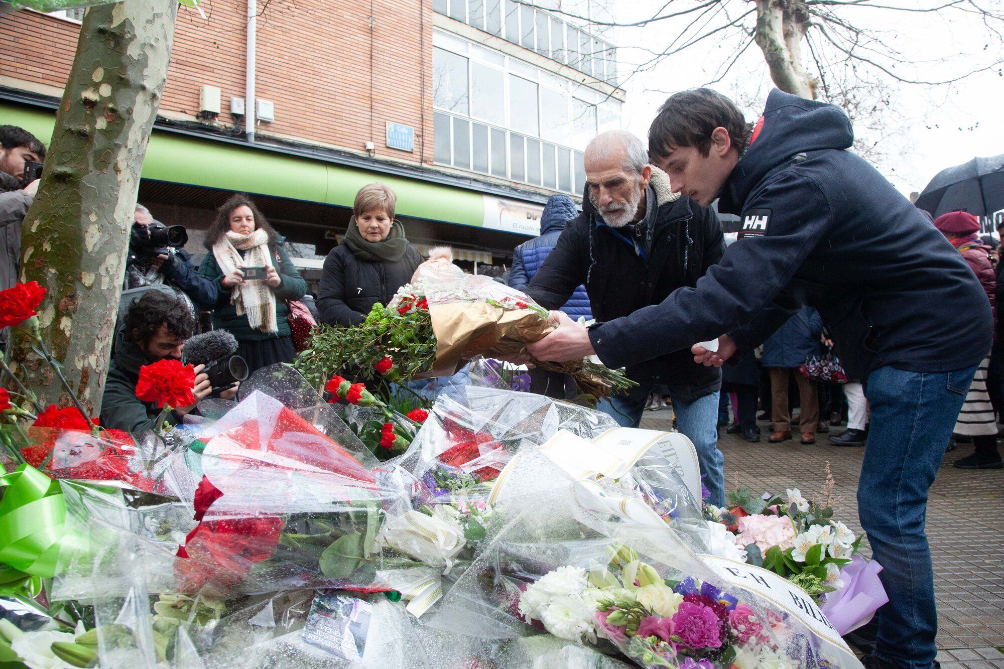 En imágenes: Homenaje en el monolito antes de la manifestación del 3 de Marzo en Vitoria