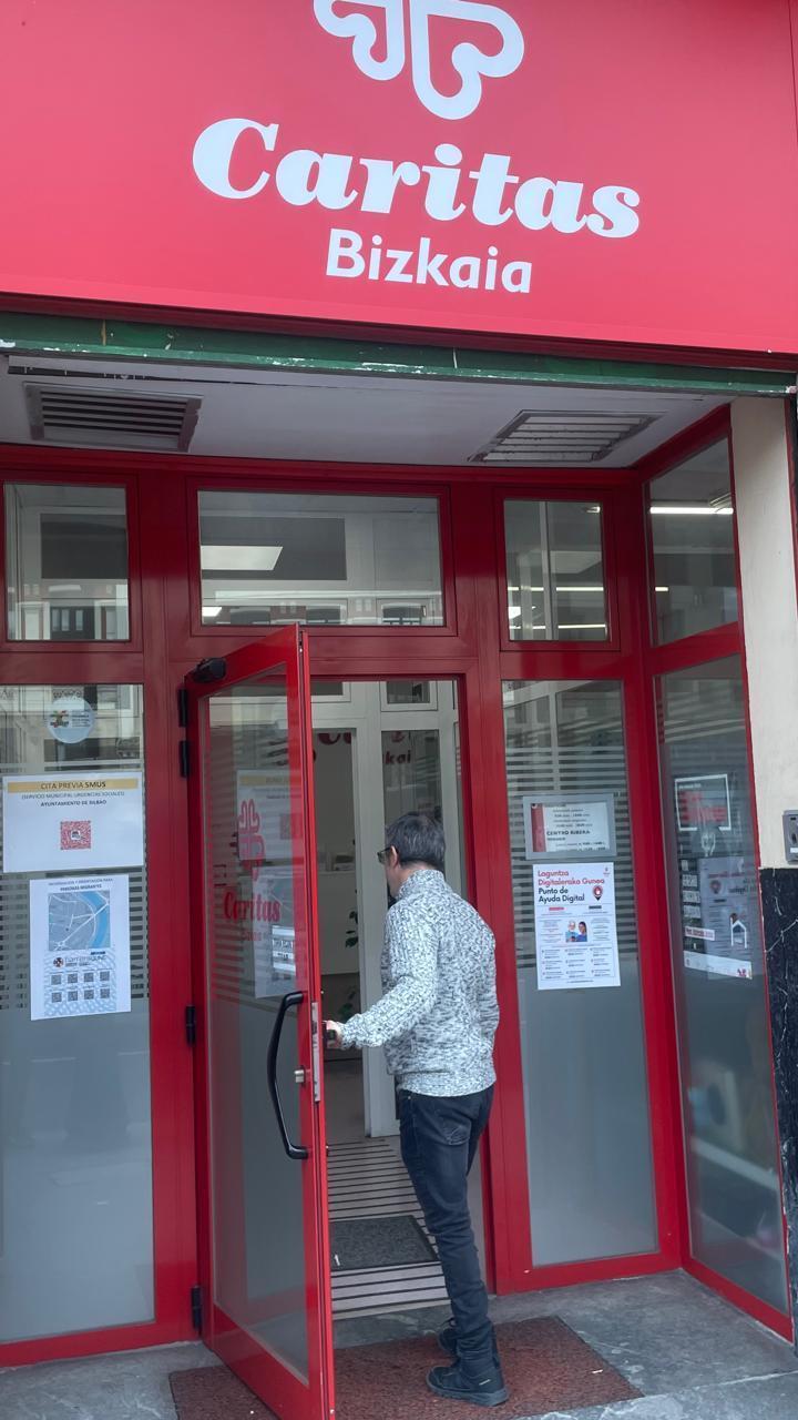 Una persona accediendo a las oficinas de Cáritas Bizkaia en la calle Ribera de Bilbao.