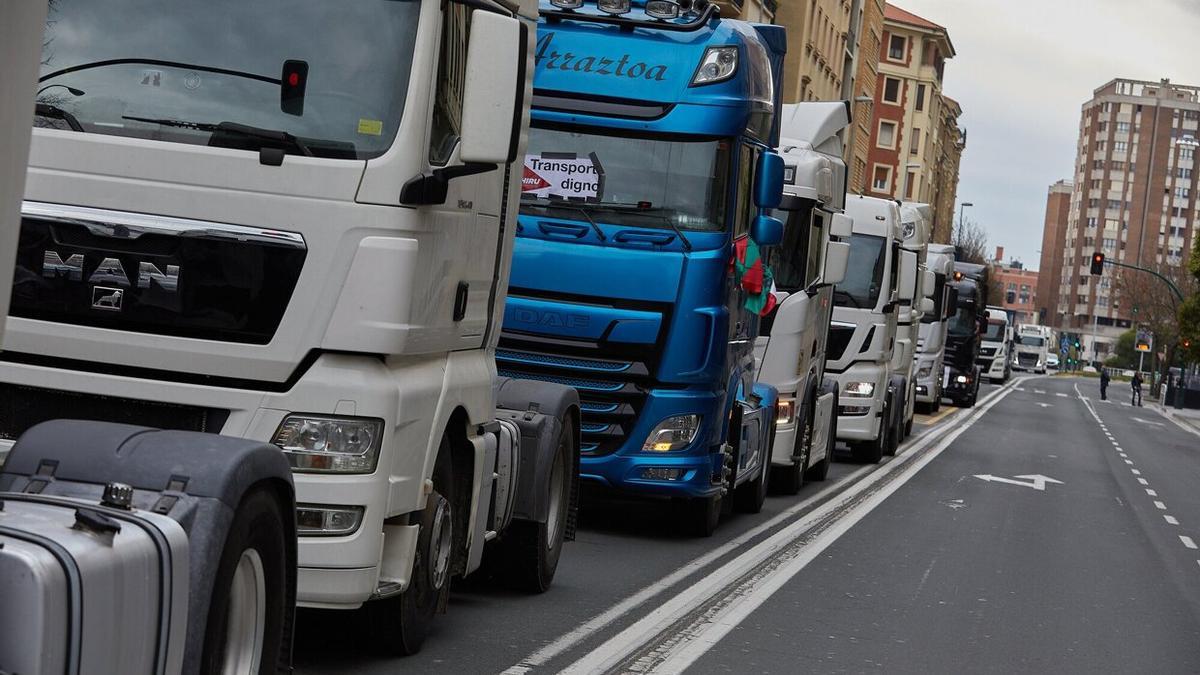 Protesta de camioneros por el centro de Pamplona