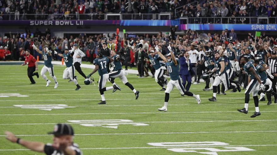 Los jugadores de Philadelphia Eagles corren a celebrar la victoria final.