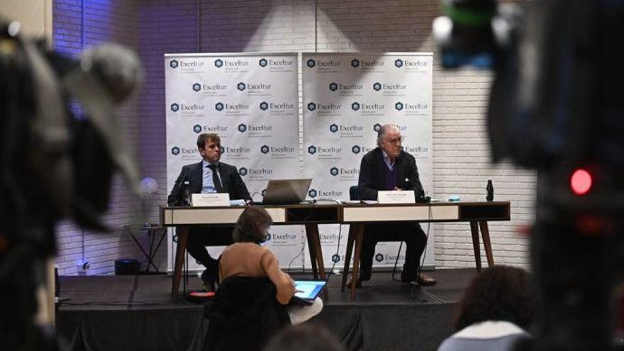 El vicepresidente ejecutivo de Exceltur, José Luis Zoreda (d), y el director de Estudios e Investigación, Óscar Perelli, en la presentación del informe.