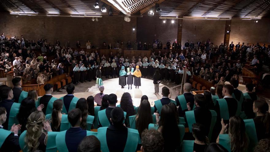 Deusto celebra la investidura de nuevos graduados en su campus de Donostia