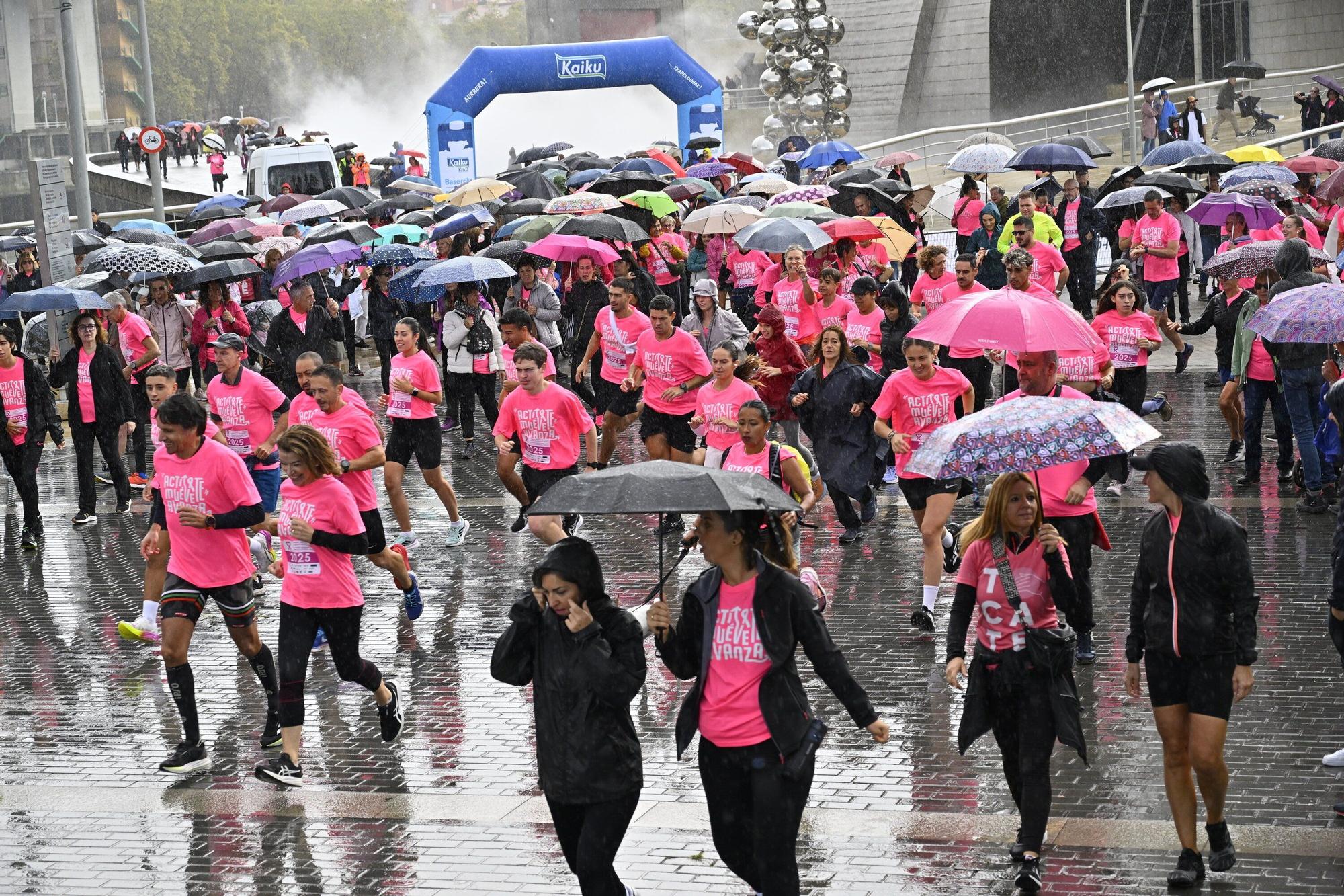 En imágenes: los paraguas tiñen la marea rosa de Bilbao