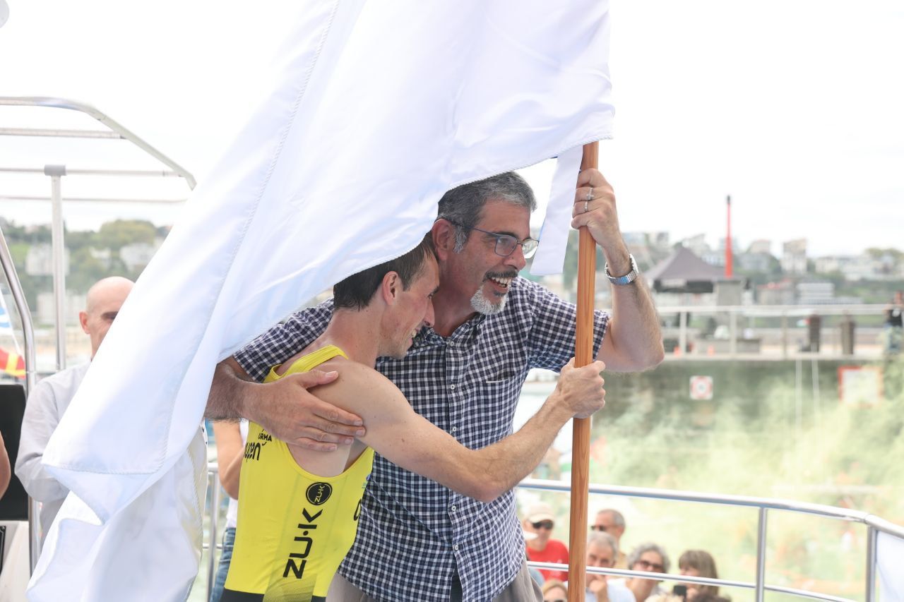 Donostia Arraun Lagunak y Orio celebran el triunfo en la Bandera de la Concha