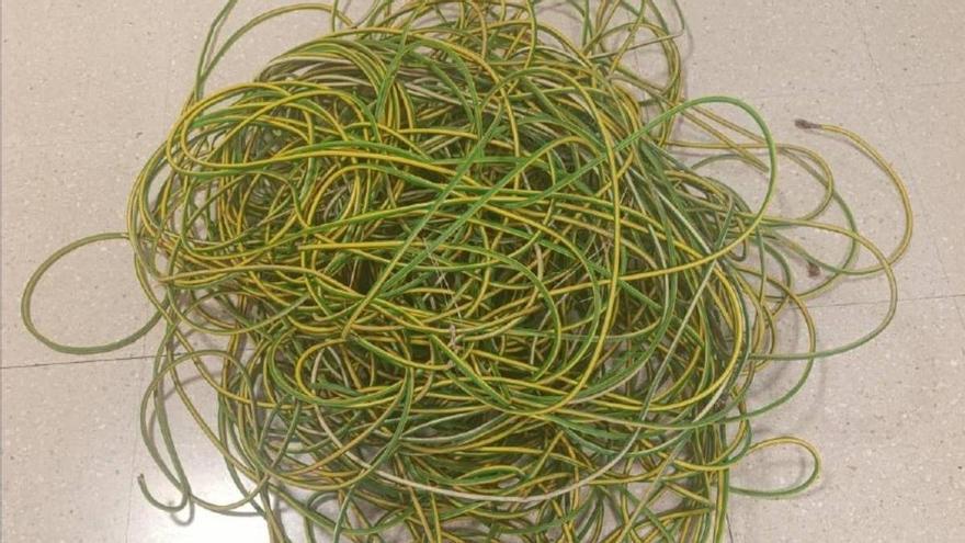 Pillan a dos hombres robando cable del alumbrado público en Mallabia