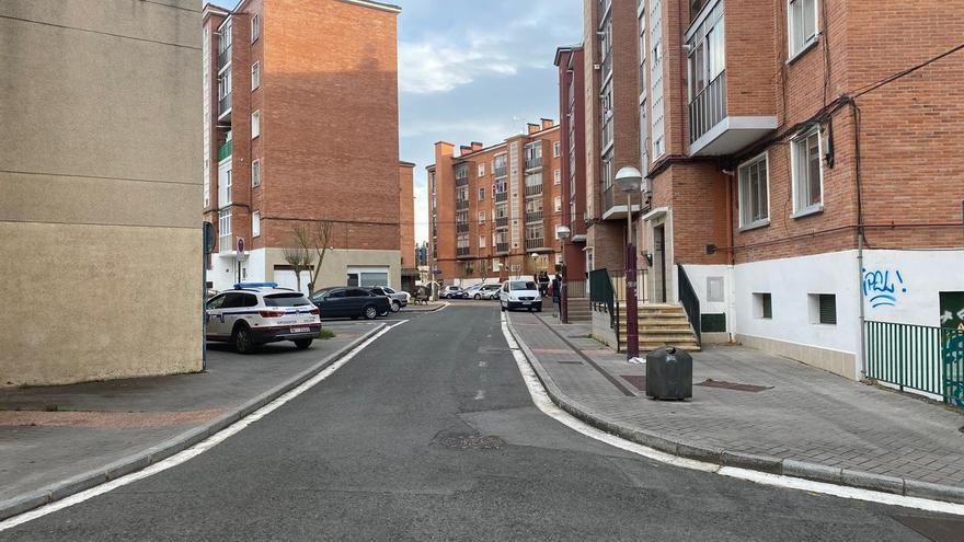 Desmontan una ventana para evacuar a una persona por la fachada del edificio