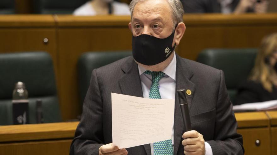 Pedro Azpiazu, en el Parlamento vasco.