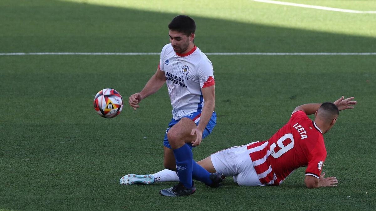 Aritz Gil gana la partida a Izeta en un lance del partido ante el Bilbao Athletic.