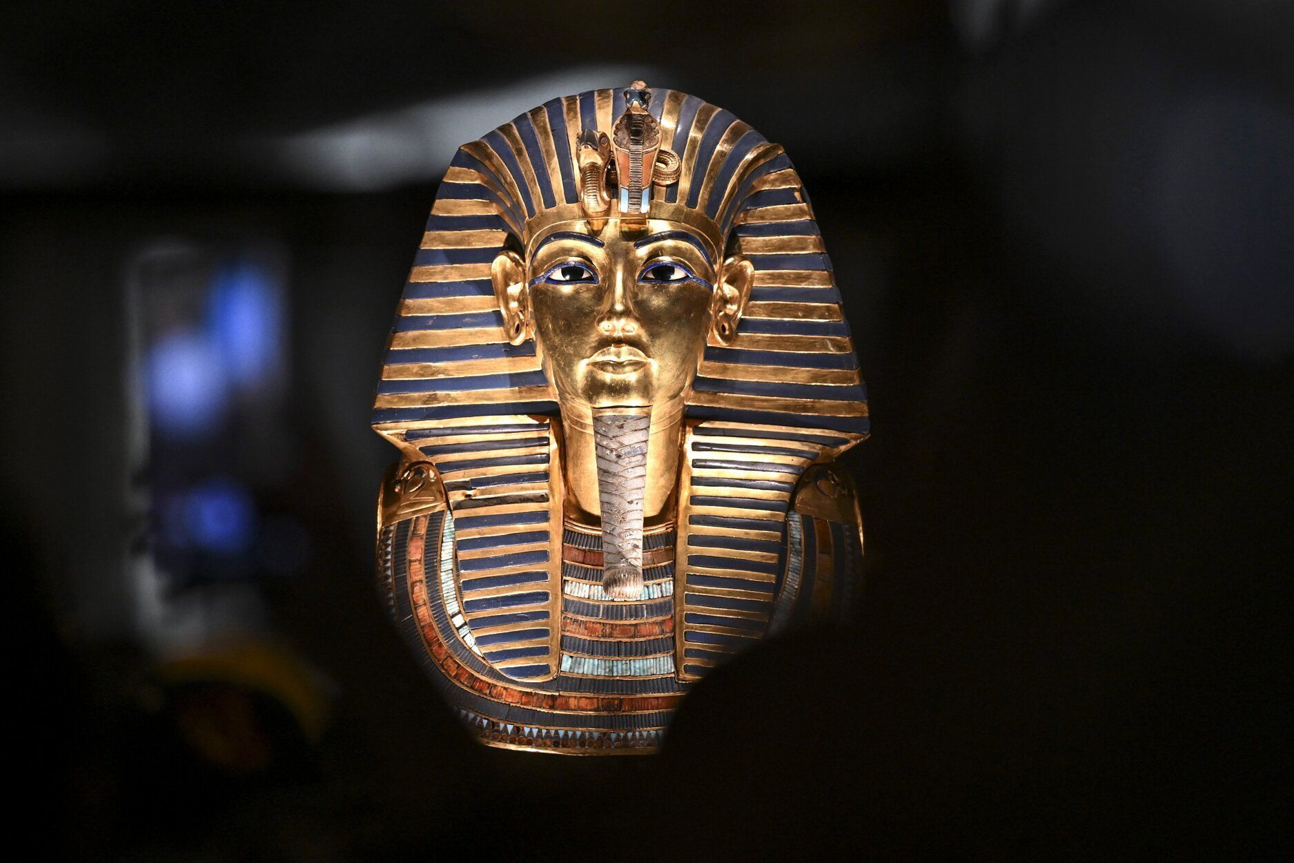 The golden mask of King Tutankhamun EFE.jpg