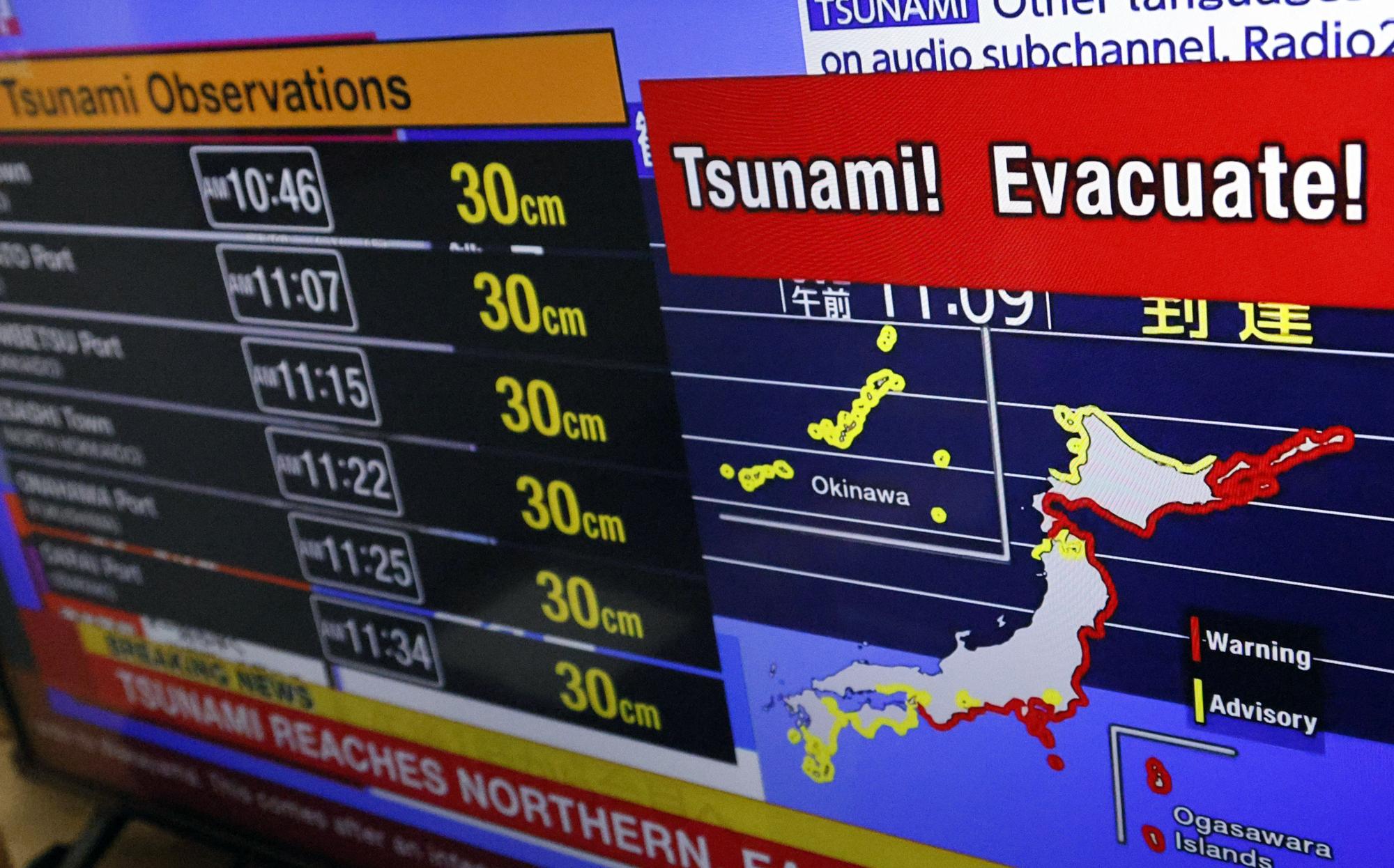 Una pantalla muestra la alerta por tsunami en Japón tras el terremoto de magnitud 8,8 al sur de la península rusa de Kamchatka.