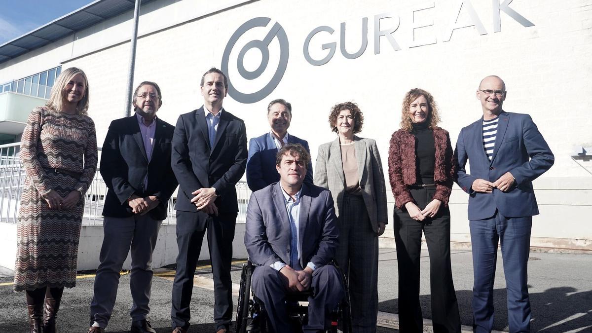 Representantes de Asett y de las nuevas incorporaciones en la sede de Gureak.