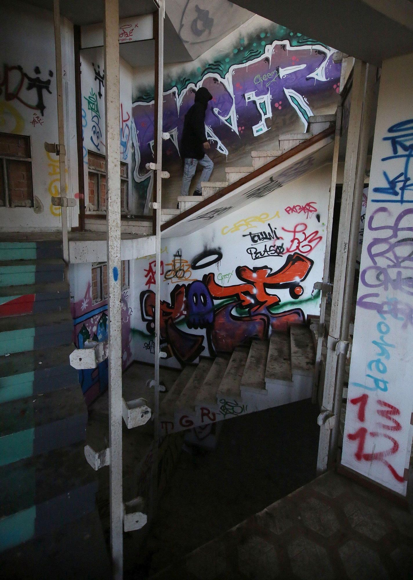 Fotos del antiguo convento de las Agustinas en Aranzadi, en ruinas, donde malviven decenas de personas