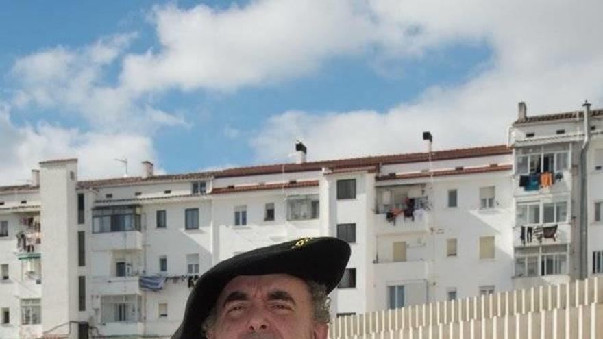 El estellés Félix Aramendía exhibe feliz txapela, mandil, galardón y género en una plaza Alfredo Floristán de la que desaparecieron 200 kilos del manjar.