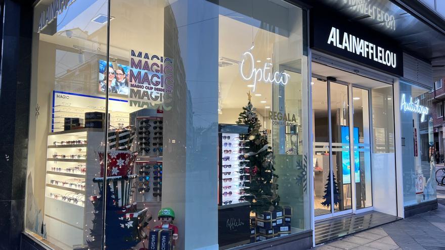 Esta es la conocida óptica que se ha trasladado al antiguo local de Linacero