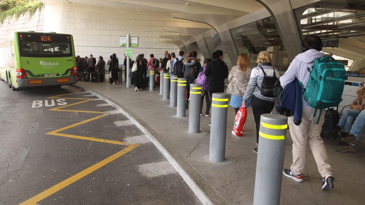 Los usuarios del aeropuerto han tenido que esperar más de media hora por la huelga de Bizkaibus