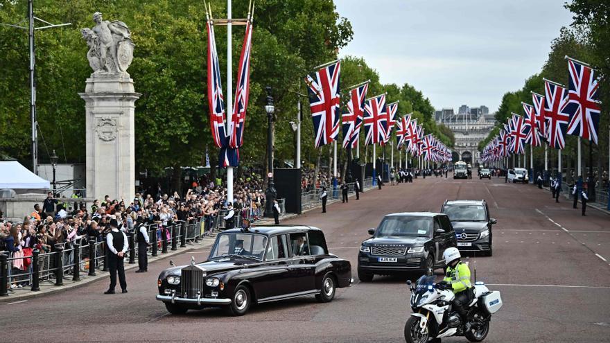 Miles de personas hacen fila en Londres para la capilla ardiente de Isabel II