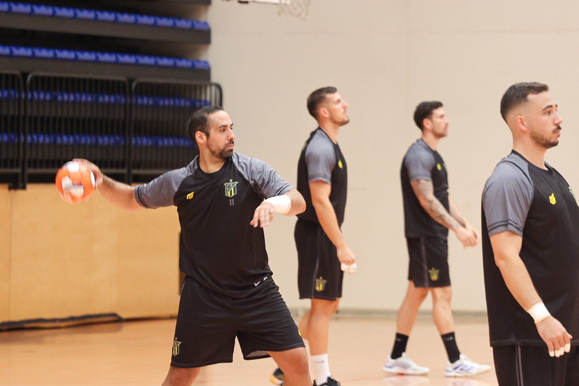 El jugador del Irudek Bidasoa Irun Esteban Salinas, durante un entrenamiento.
