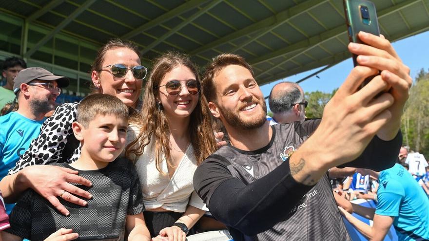 La Real se entrena junto a su afición en Zubieta